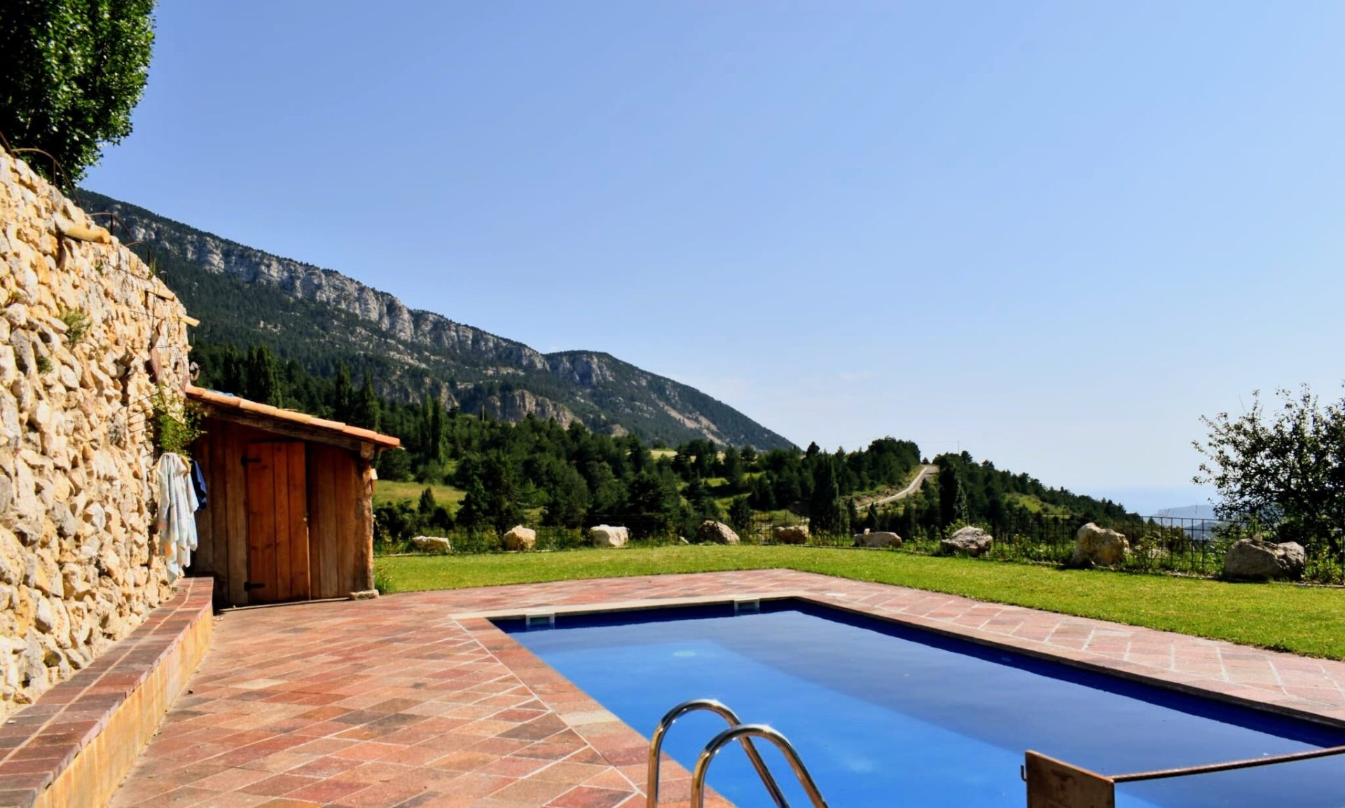 L'exterior, amb porxo i piscina